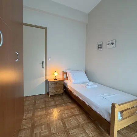 Kiourtis House شقة